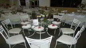 Buffet com cardapios a sua escolha. Decoraçao rústica e contemporanea com flores nobres naturais e de excelente qualidade..