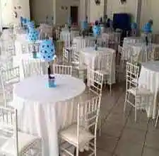 Espaço Fiesta - Salão de festa com ambiente amplo e arejado, palco elevado, banheiros adaptados, grande área externa jardinada, com cadeiras e mesas próprias..
