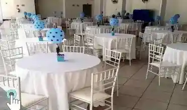 Espaço Fiesta - Salão de festa com ambiente amplo e arejado, palco elevado, banheiros adaptados, grande área externa jardinada, com cadeiras e mesas próprias..