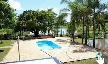 Sítio Serra Negra - O Sítio possui uma área de 300.000m² de muito verde com piscina, sauna, quadra de areia, cascata, nascente, salão coberto, área de churrasco, fogão à lenha, frezer e um lindo lago..