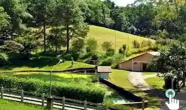 Sítio Mígala - Piscina adulto e infantil, salão de jogos, lago, churrasqueira e refeitório, salão de festas, campo de futebol, estacionamento, alojamentos, trilha para a cachoeira e trilha para a mata..